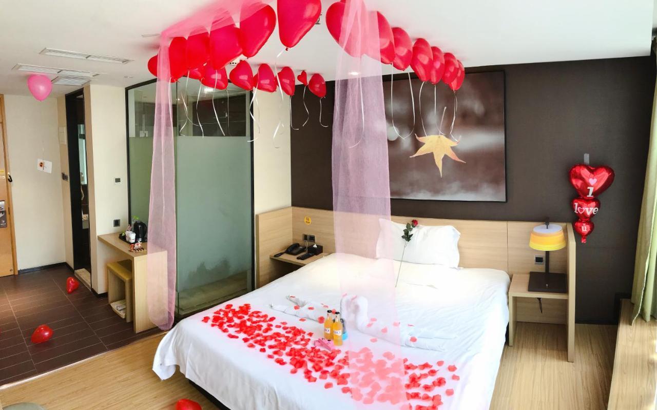 Iu Hotel Chongqing Jiefangbei Bagian luar foto