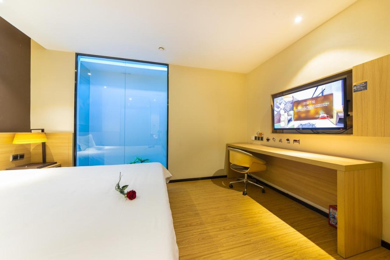 Iu Hotel Chongqing Jiefangbei Bagian luar foto