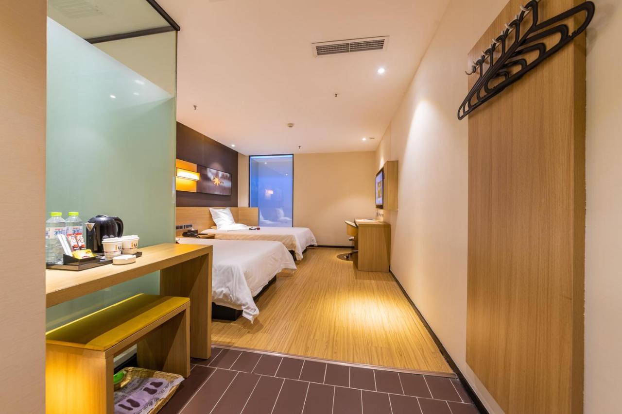 Iu Hotel Chongqing Jiefangbei Bagian luar foto