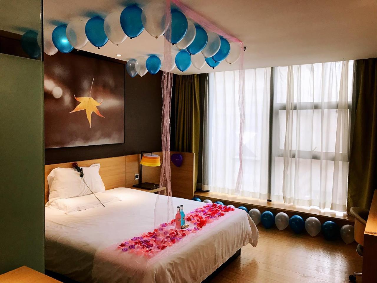 Iu Hotel Chongqing Jiefangbei Bagian luar foto