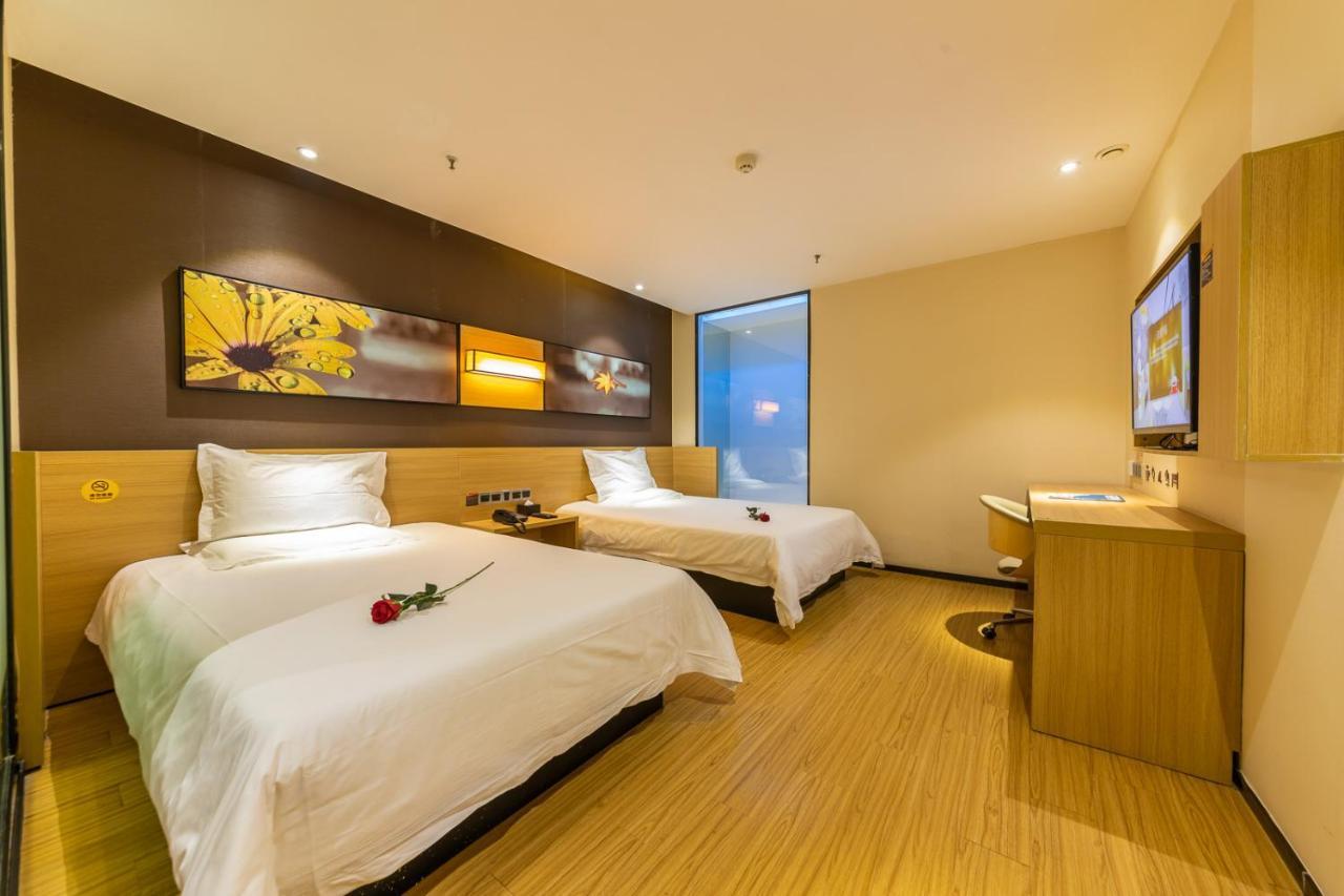 Iu Hotel Chongqing Jiefangbei Bagian luar foto