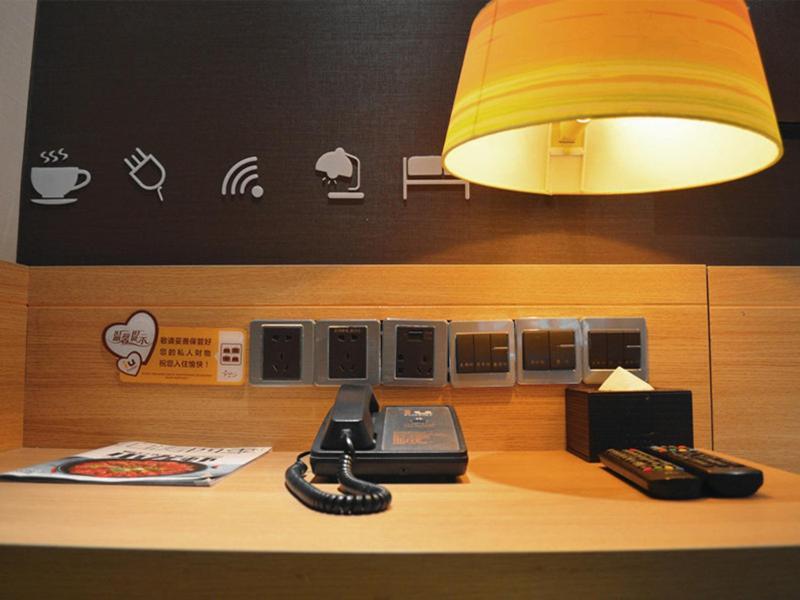 Iu Hotel Chongqing Jiefangbei Bagian luar foto